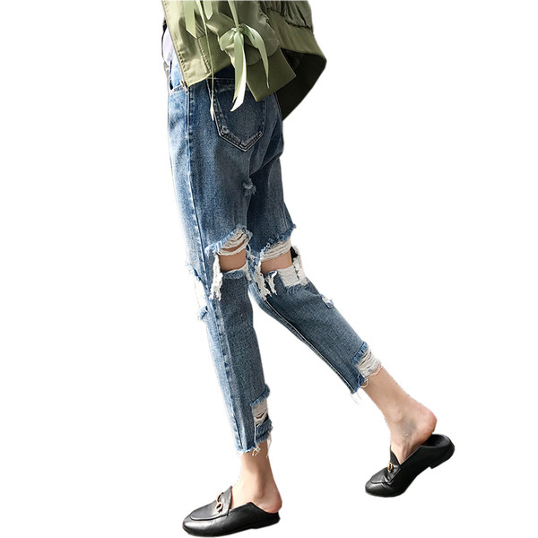 Дамски дънки с накъсани мотиви в светъл цвят