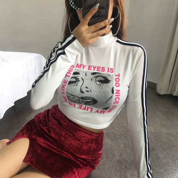 Σύντομο γυναικείο πουκάμισο με μακρύ μανίκι και κολάρο σε άσπρο χρώμα με εκτύπωση