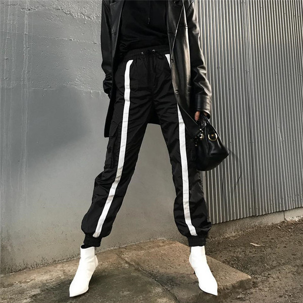 Pantaloni sport de damă în negru cu margini albe