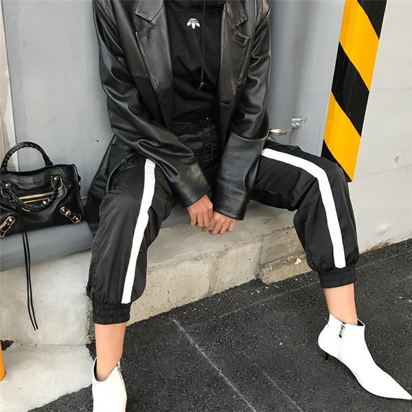 Pantaloni sport de damă în negru cu margini albe