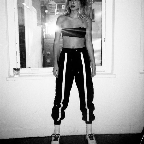 Pantaloni sport de damă în negru cu margini albe