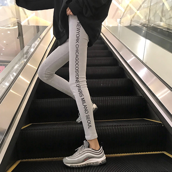 Дамски памучен клин с надпис в сив и черен цвят