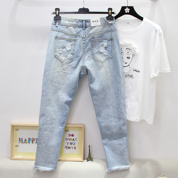 Γυναικεία  μακρύ τζιν σε ανοιχτό χρώμα με φυτικά μοτίβα