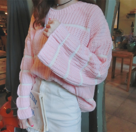 Μοντέρνο γυναικείο πουλόβερ με λαιμόκοψη σε διάφορα χρώματα