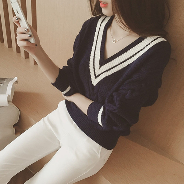 Pulover de damă modern cu decolteu în V în alb-negru