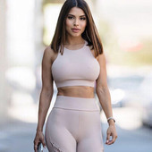 Echipa sportivă feminină, inclusiv jambiere și bustieră