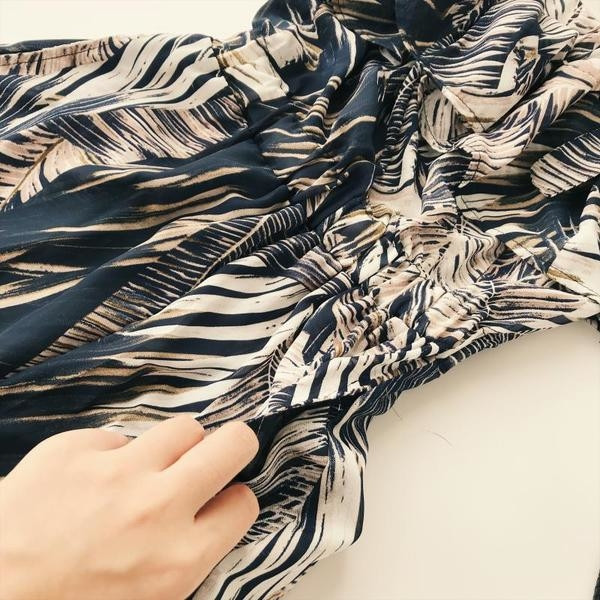 Ευρεία μοντέρνα γυναικεία φόρμα με floral σχέδιο σε δύο χρώματα