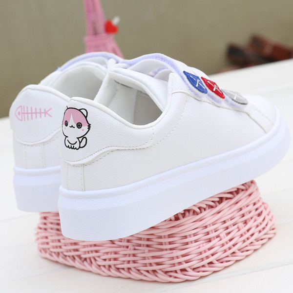 Μοντέρνα γυναικεία αθλητικά παπούτσια με λουράκια βελκρό και πολύχρωμες εφαρμογές