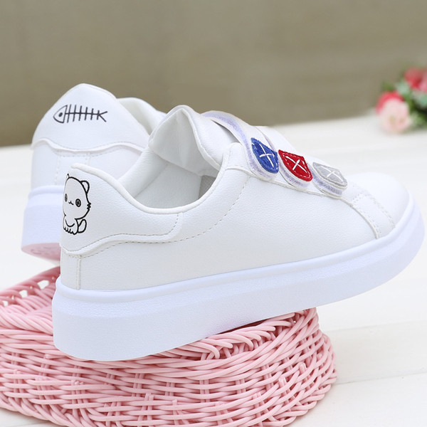 Μοντέρνα γυναικεία αθλητικά παπούτσια με λουράκια βελκρό και πολύχρωμες εφαρμογές