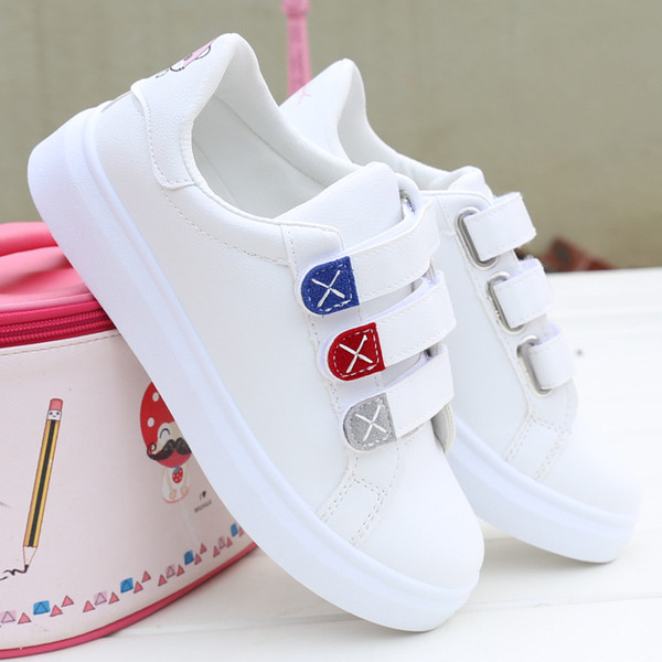 Μοντέρνα γυναικεία αθλητικά παπούτσια με λουράκια βελκρό και πολύχρωμες εφαρμογές