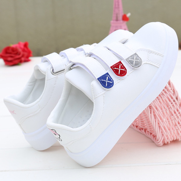 Μοντέρνα γυναικεία αθλητικά παπούτσια με λουράκια βελκρό και πολύχρωμες εφαρμογές