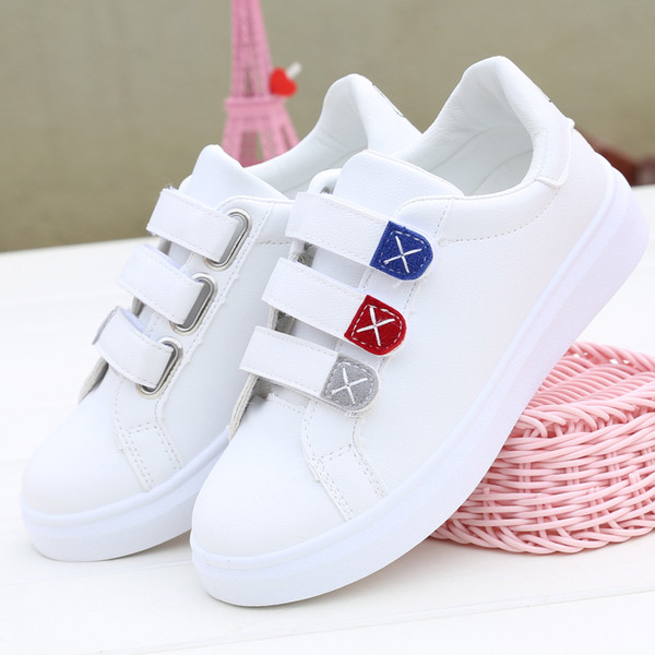 Μοντέρνα γυναικεία αθλητικά παπούτσια με λουράκια βελκρό και πολύχρωμες εφαρμογές