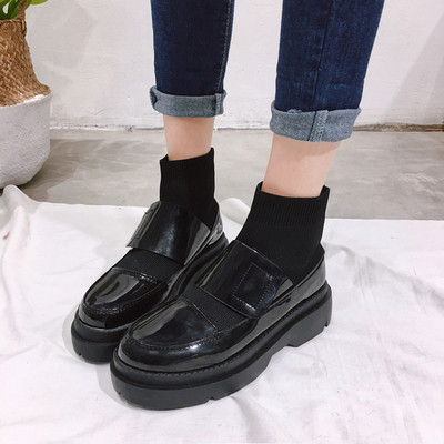 Γυναικείες μπότες σε μαύρο χρώμα σε  πλατφόρμα