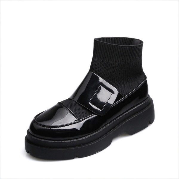 Γυναικείες μπότες σε μαύρο χρώμα σε  πλατφόρμα