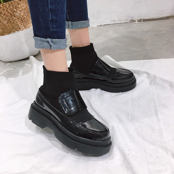 Γυναικείες μπότες σε μαύρο χρώμα σε  πλατφόρμα