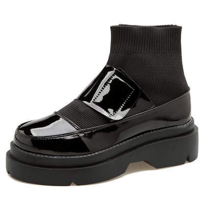 Σύγχρονες γυναικείες μπότες σε μαύρο χρώμα με δαντελένια στοιχεία