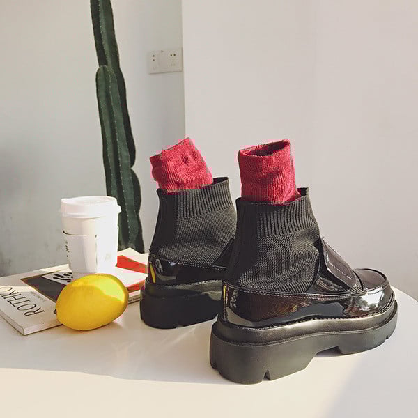 Модерни дамски боти в черен цвят с лачени елементи