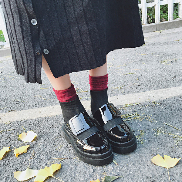 Модерни дамски боти в черен цвят с лачени елементи