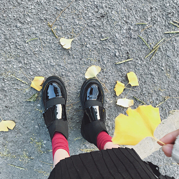 Модерни дамски боти в черен цвят с лачени елементи