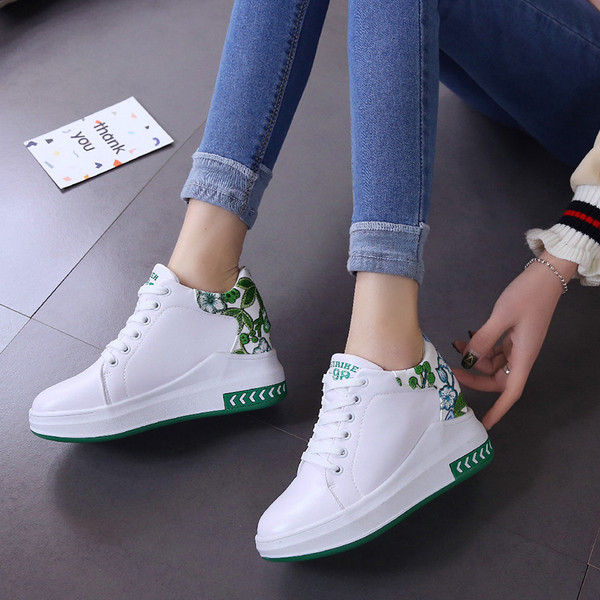 Μοντέρνα γυναικεία αθλητικά παπούτσια  με πολύχρωμα κεντήματα σε διάφορα χρώματα