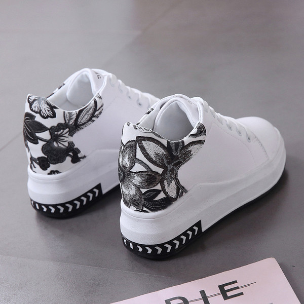 Μοντέρνα γυναικεία αθλητικά παπούτσια  με πολύχρωμα κεντήματα σε διάφορα χρώματα