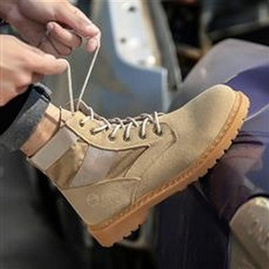 Ανδρικές μπότες σε διάφορα μοντέλα σε ελαφριά και σκούρα χρώματα