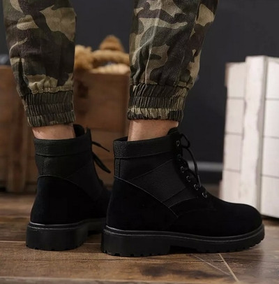 Ανδρικές μπότες σε διάφορα μοντέλα σε ελαφριά και σκούρα χρώματα