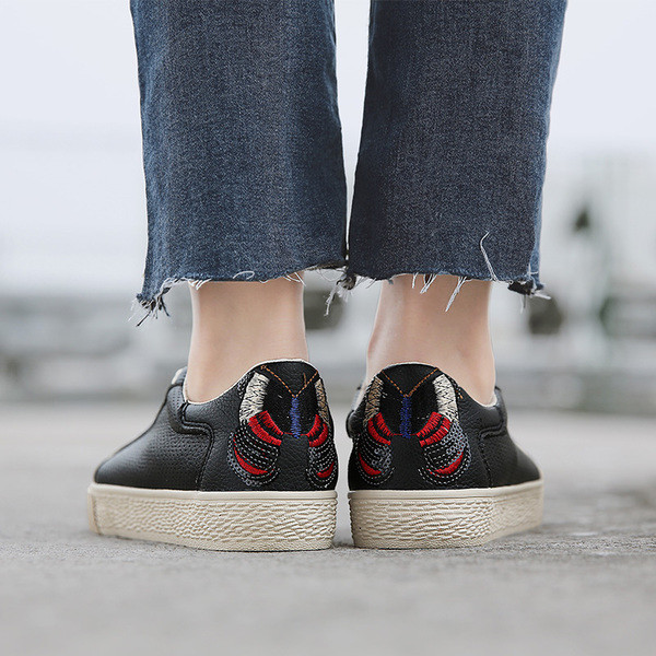 Μοντέρνα αθλητικά πάνινα παπούτσια με πολύχρωμα κεντήματα