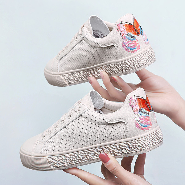 Μοντέρνα αθλητικά πάνινα παπούτσια με πολύχρωμα κεντήματα