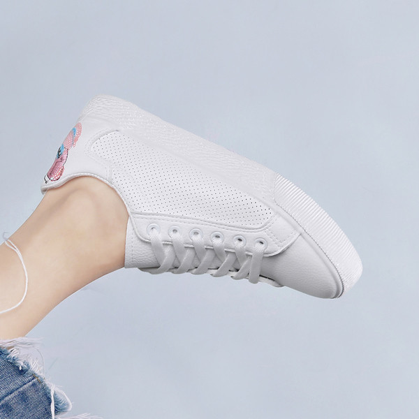 Μοντέρνα αθλητικά πάνινα παπούτσια με πολύχρωμα κεντήματα