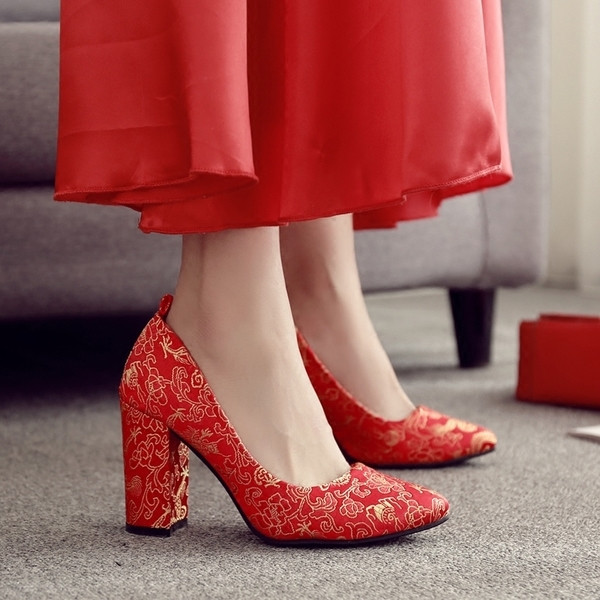 Pantofi de dama actuali cu toc in rosu cu broderie