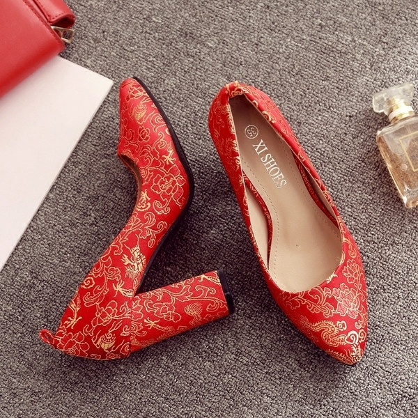 Pantofi de dama actuali cu toc in rosu cu broderie