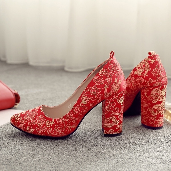 Pantofi de dama actuali cu toc in rosu cu broderie