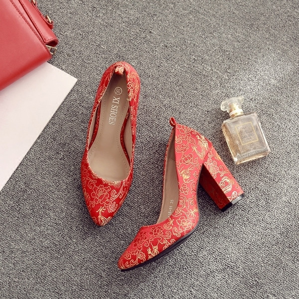 Pantofi de dama actuali cu toc in rosu cu broderie