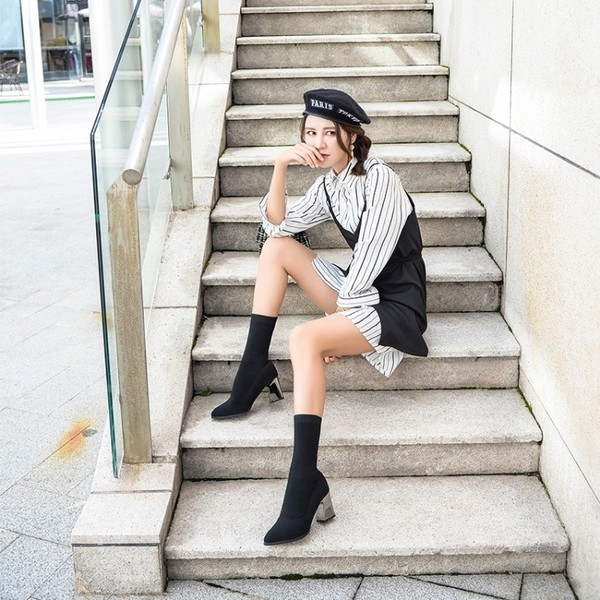 Εντυπωσιακές γυναικείες μπότες με μαύρο χρώμα