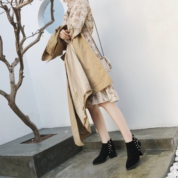 Cizme de dama cu toc si ochiuri metalice de culoare neagra