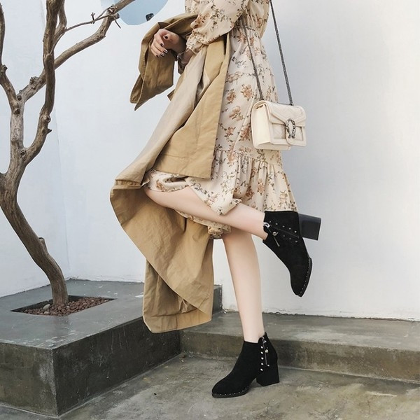 Cizme de dama cu toc si ochiuri metalice de culoare neagra