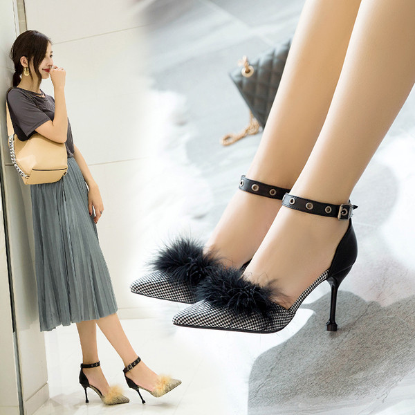 Modern női cipő magassarkúval és pehellyel