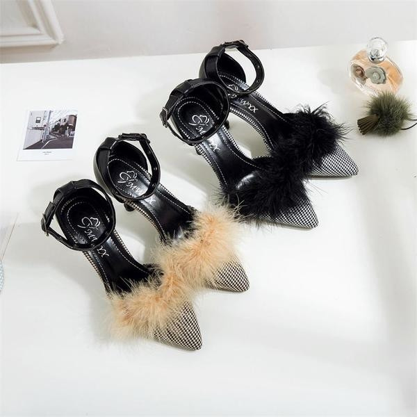 Modern női cipő magassarkúval és pehellyel