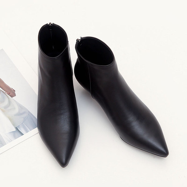 Заострени дамски боти с нисък ток в два модела