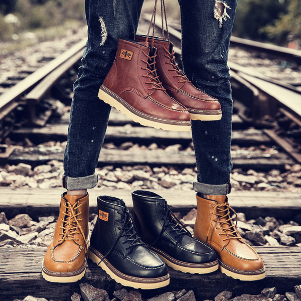 Ανδρικές μπότες δερμάτινες με εξωτερικές ραφές και έμβλημα - δύο μοντέλα