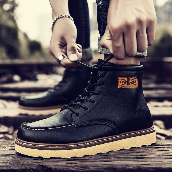 Ανδρικές μπότες δερμάτινες με εξωτερικές ραφές και έμβλημα - δύο μοντέλα