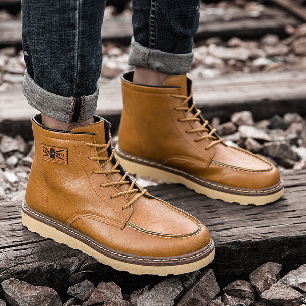 Ανδρικές μπότες δερμάτινες με εξωτερικές ραφές και έμβλημα - δύο μοντέλα