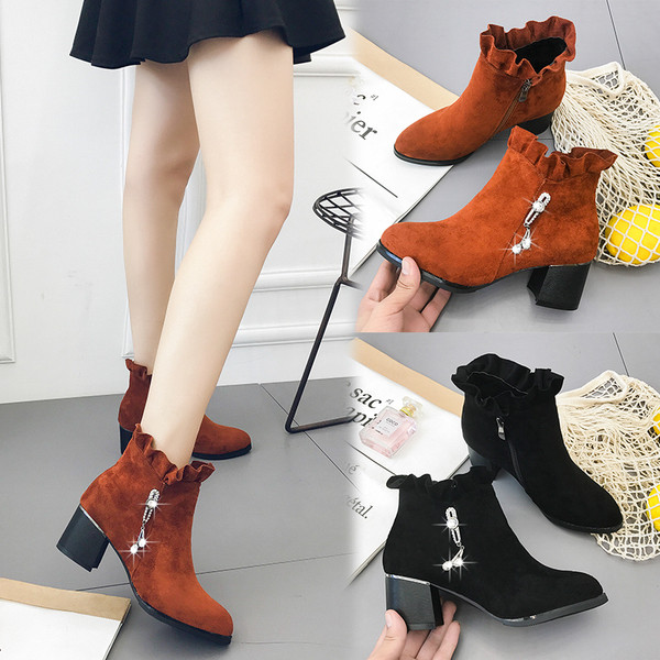 Μοντέρνες γυναικείες μπότες  με χαμηλό τακούνι με διακόσμηση σε μαύρο και καφέ χρώμα