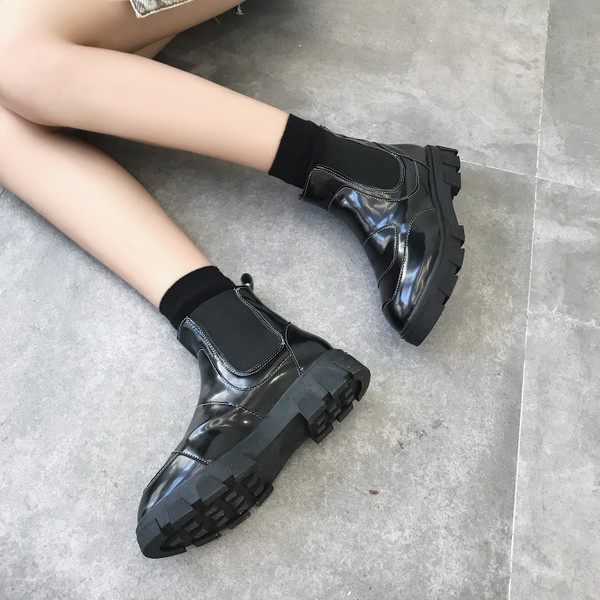 Γυναικείες  μπότες με χοντρά πέλματα σε μαύρο χρώμα