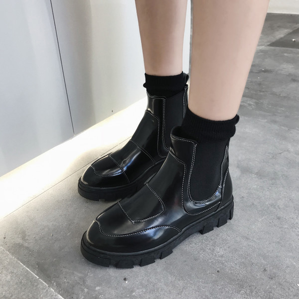 Γυναικείες  μπότες με χοντρά πέλματα σε μαύρο χρώμα