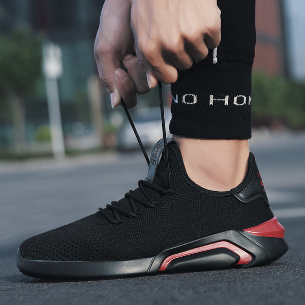 Удобни и леки черни мъжки маратонки - дишащи 