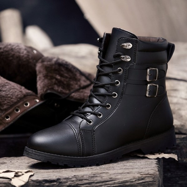 Casual  ανδρικές μπότες με μεταλλικά στοιχεία σε σκούρα χρώματα