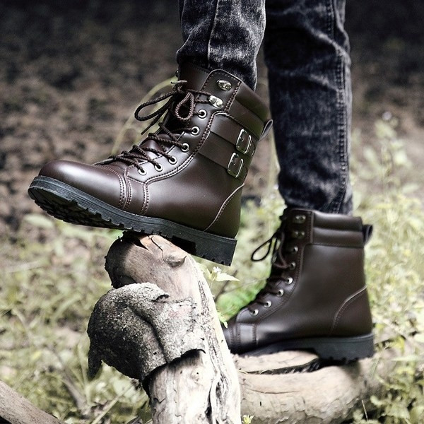 Casual  ανδρικές μπότες με μεταλλικά στοιχεία σε σκούρα χρώματα