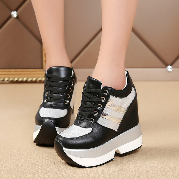 Модерни дамски кецове с  висока платформа в два цвята 